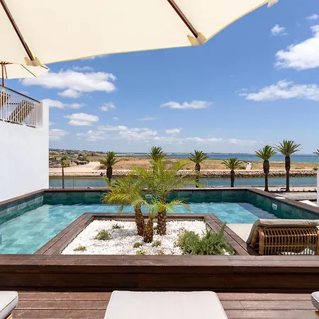 Agua Bay 호텔 4*